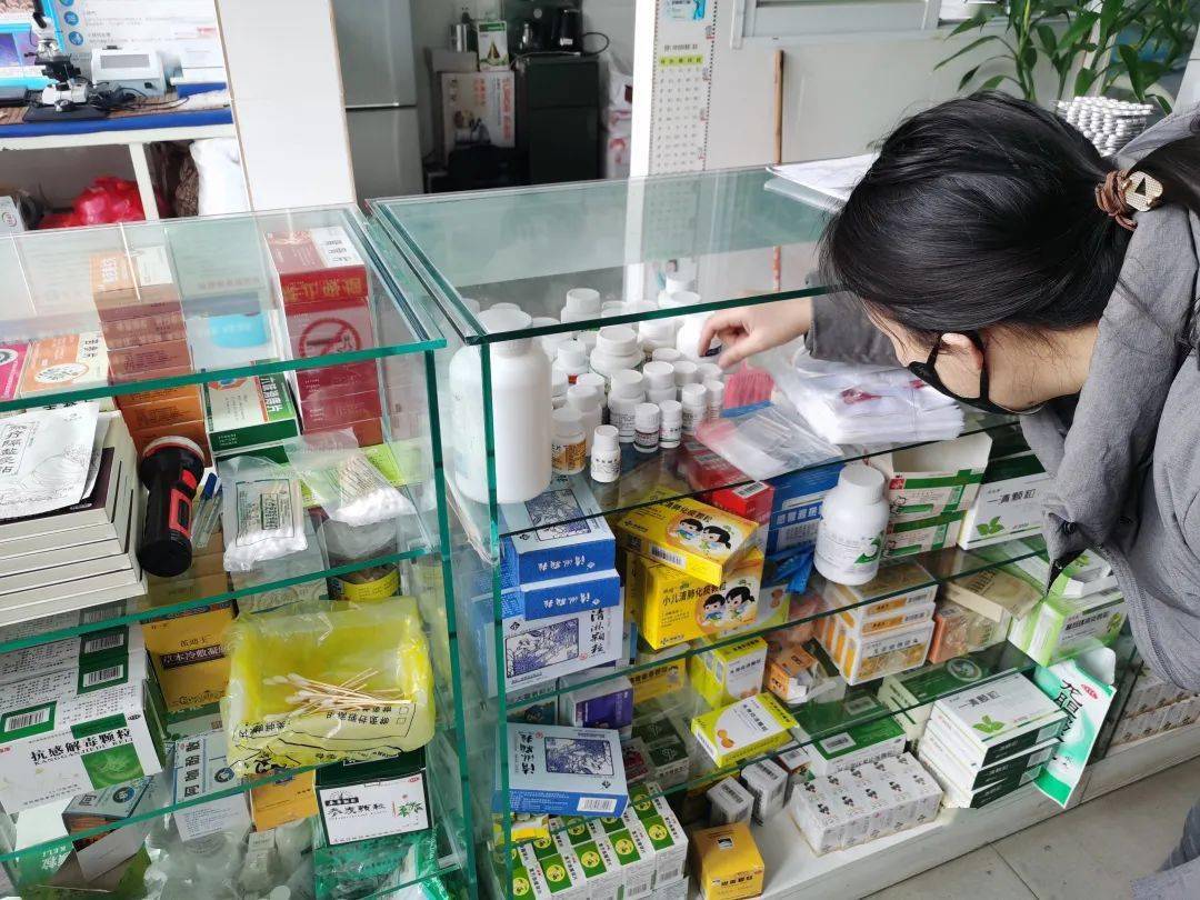 区域陈列架/柜上有超过有效期的"云南白药""柴胡注射液"等7种药品若干