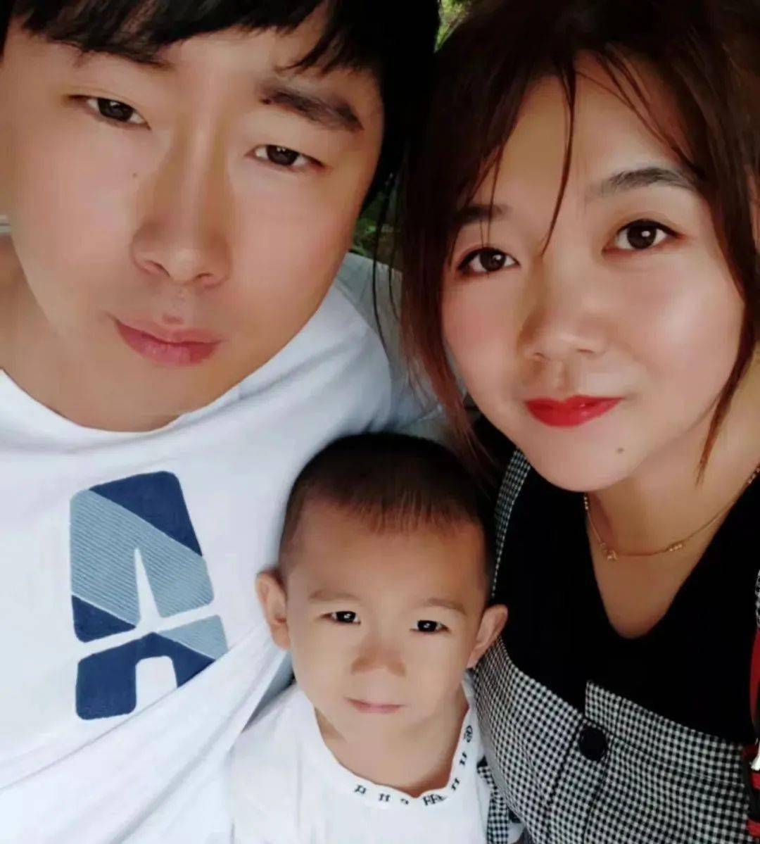 战疫11警医携手为爱逆行