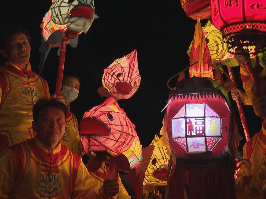游客们三五成群,欢声笑语,穿梭在村子里,股子灯,太平灯,麒麟狮象灯