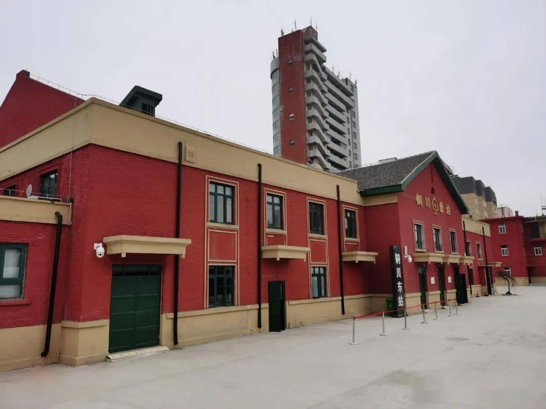 三年前和三年后的铜川火车站