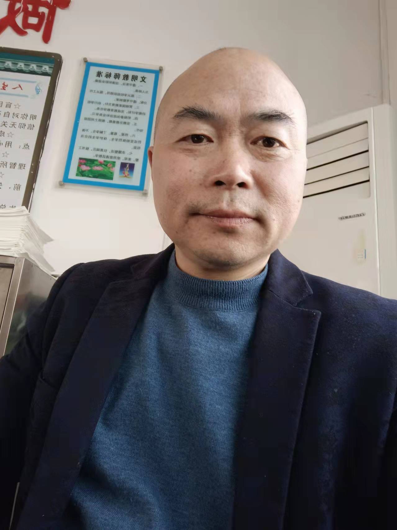 你们的要求我都满足学生为光头老师买假发老师真戴着上课