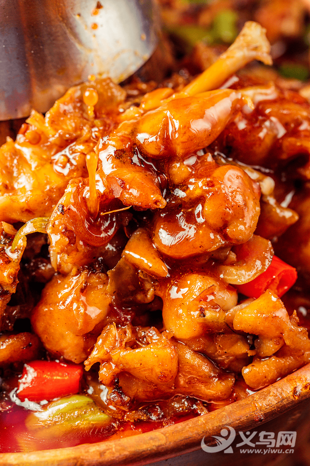 秘制麻辣酱赋予牛蛙煲重庆风味,在炭火铜锅的加持下酱香与肉香交替着