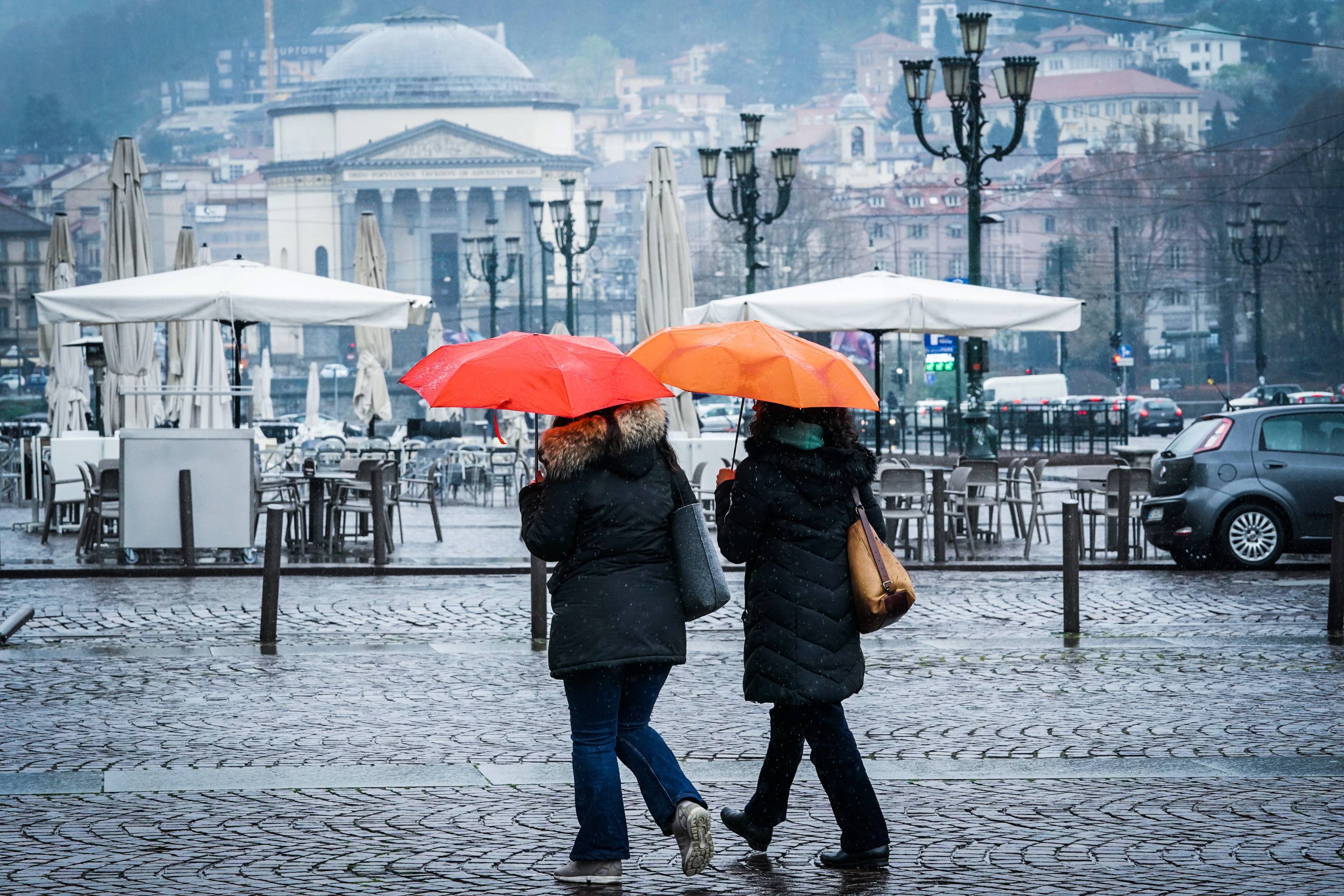新华社/欧新3月30日,在意大利都灵,行人打伞冒雨出行.