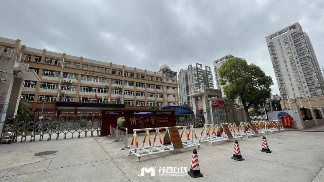 福华小学除了实行错峰上学,放学,还在学校门口设置了,单双号数班级