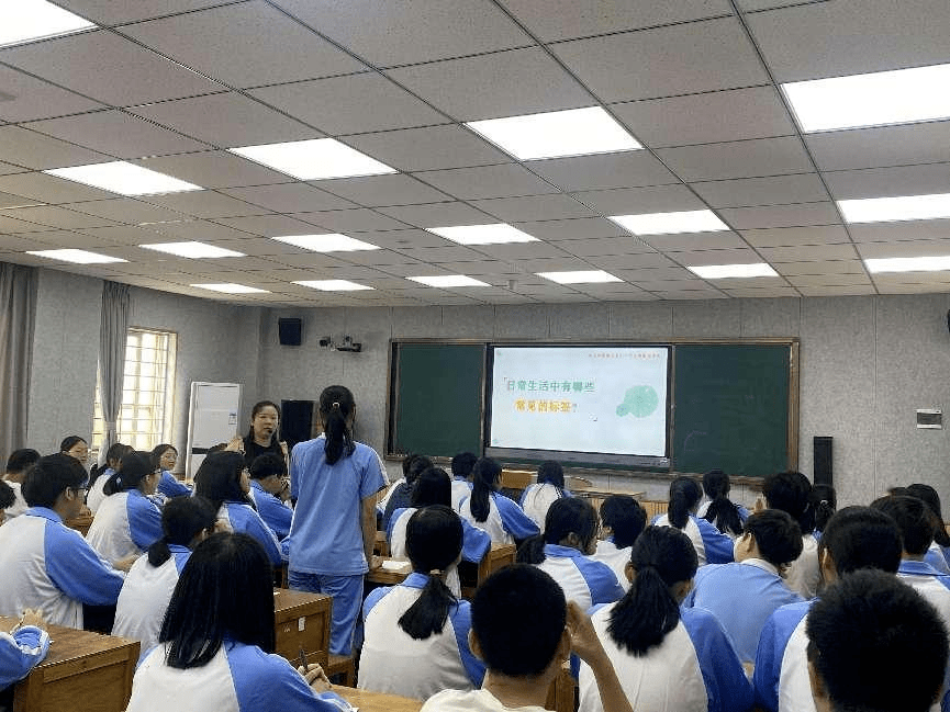 3月份以来,东山中学心理专职教师吴茂瑜老师为高一级学生普及心理健康