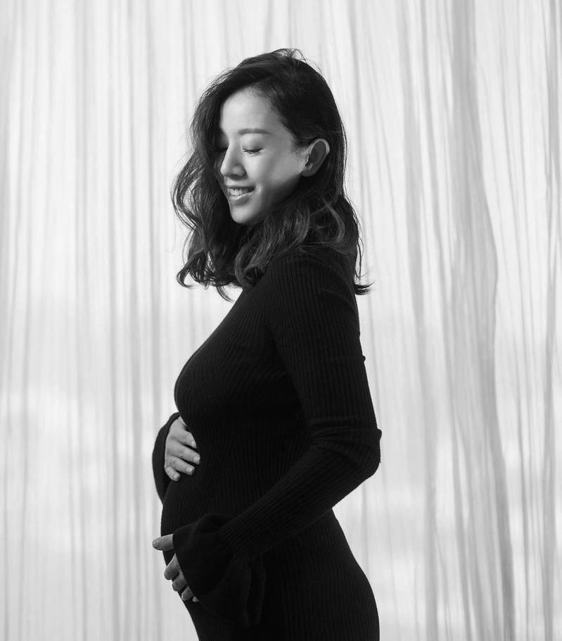 原创临盆在即39岁香港知名女星怀二胎9个月晒最新孕肚照身材丰满