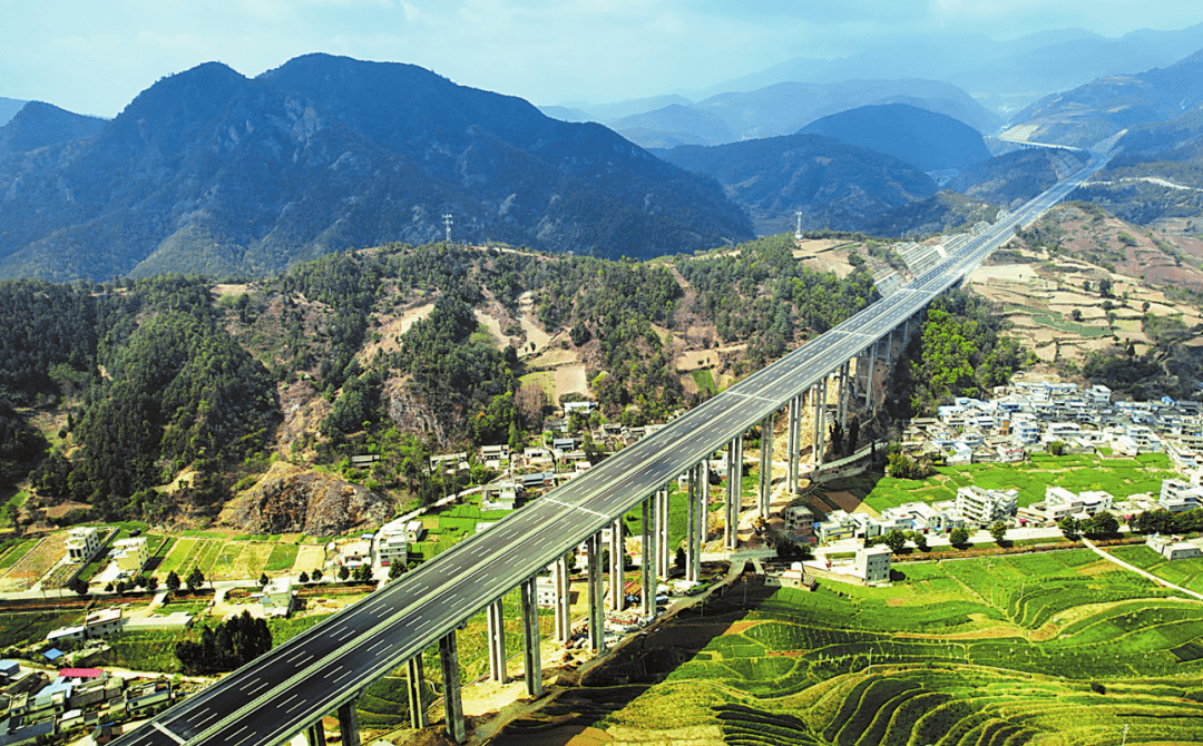 大道无垠彩云间新楚大高速公路项目建设侧记