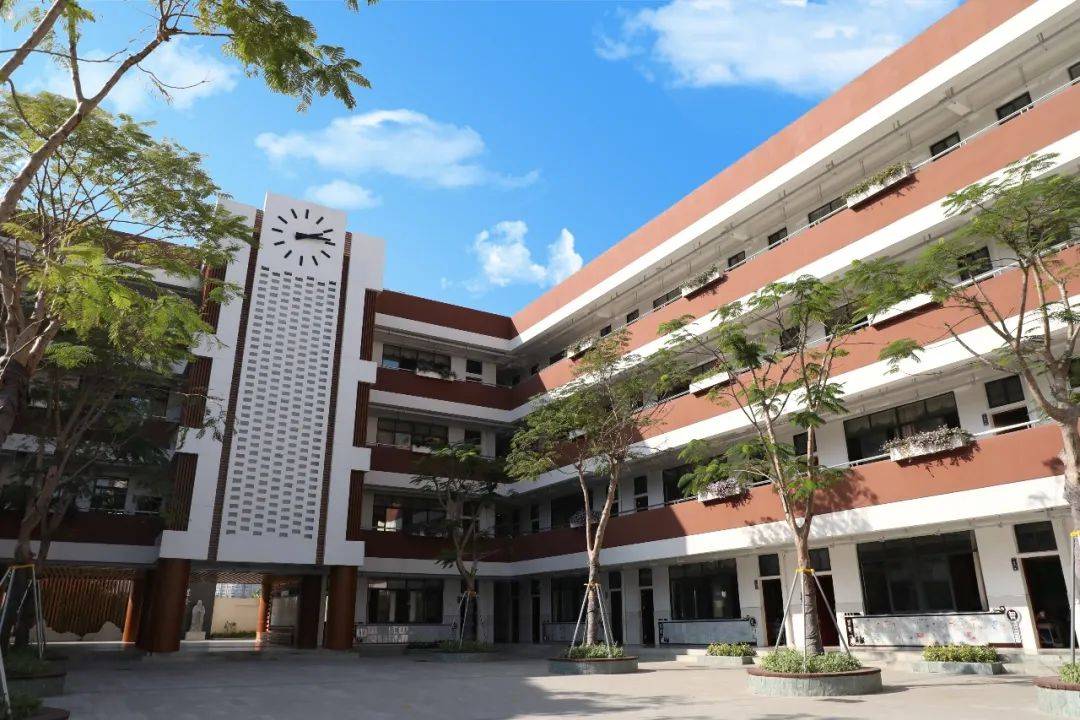 走进华丽小学深圳市华丽小学都在等着你新秀小学一切的美好……彩旗