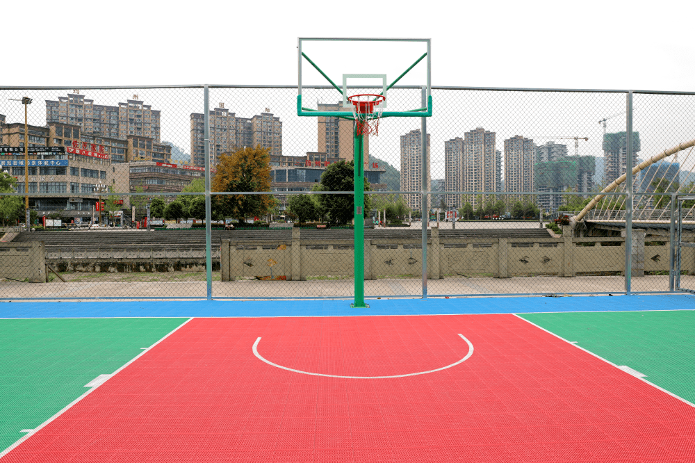 篮筐是比赛专用的弹性双弹簧篮球架.篮板是安全防爆钢化玻璃篮球板.