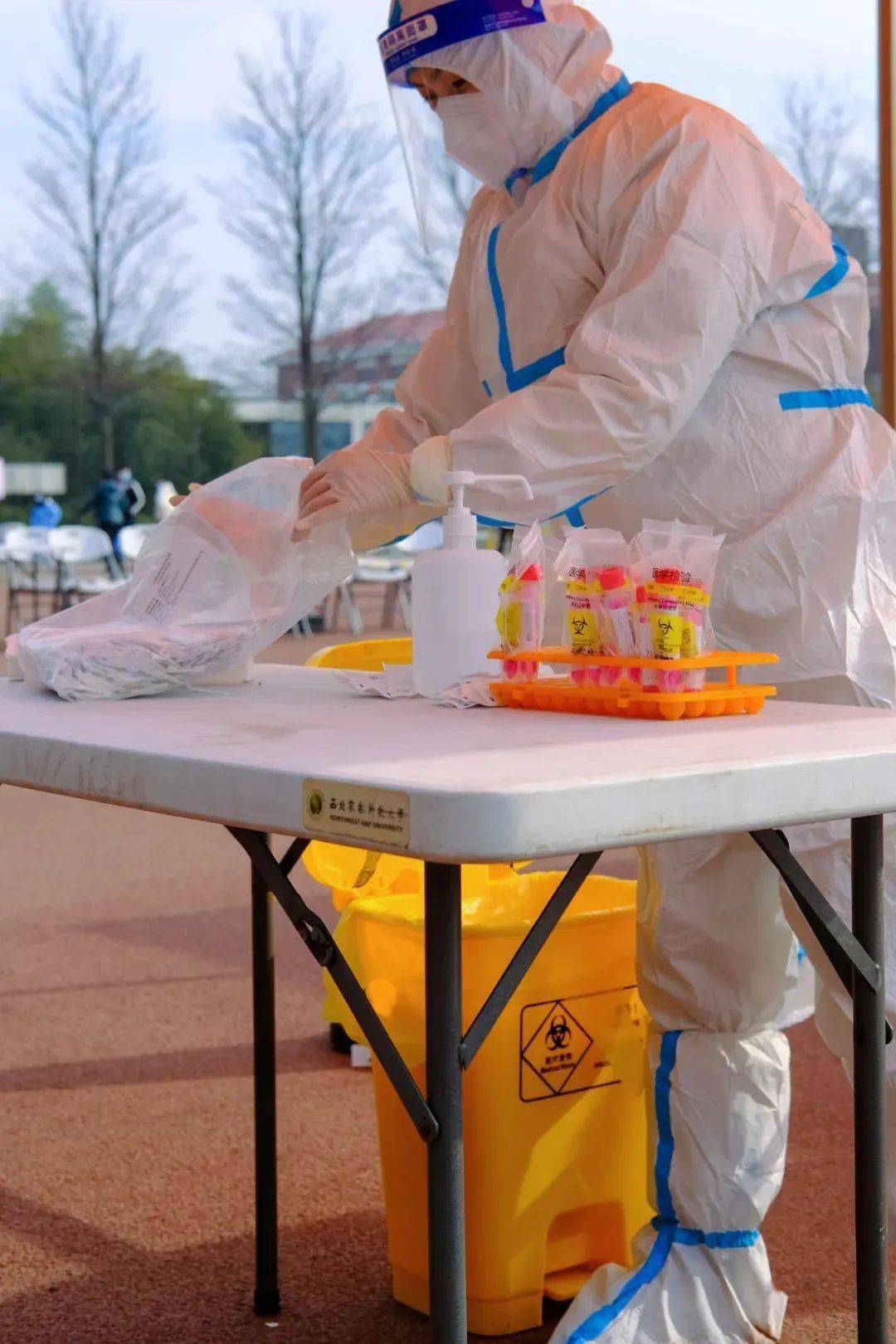 盘点防疫"大白"硬核花式喊话劝做核酸名场面_疫情_人员_安全距离