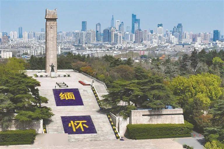 清明节将至，南京雨花台烈士陵园内的烈士纪念碑前布置了由鲜花组成的“