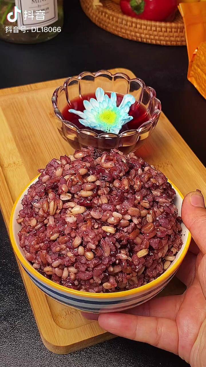 这个五色糙米饭是我减脂期吃的现在全家人都爱吃抖音美食创作人粗粮