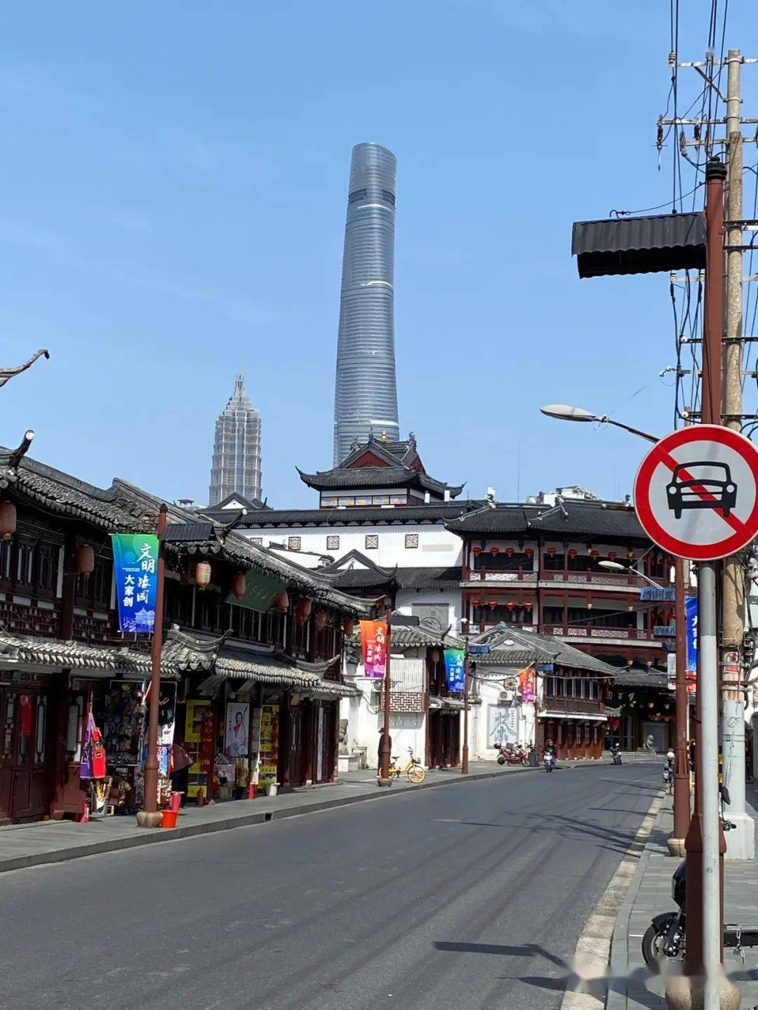 福佑路口福佑路豫园商城内空无一人豫园新辟的北门紧闭着古城公园也不