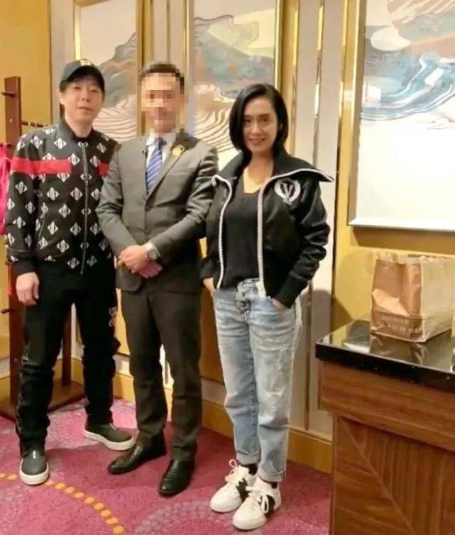 朱茵被路人拍的又黄又老素颜上了年纪而且真实身高是真的矮