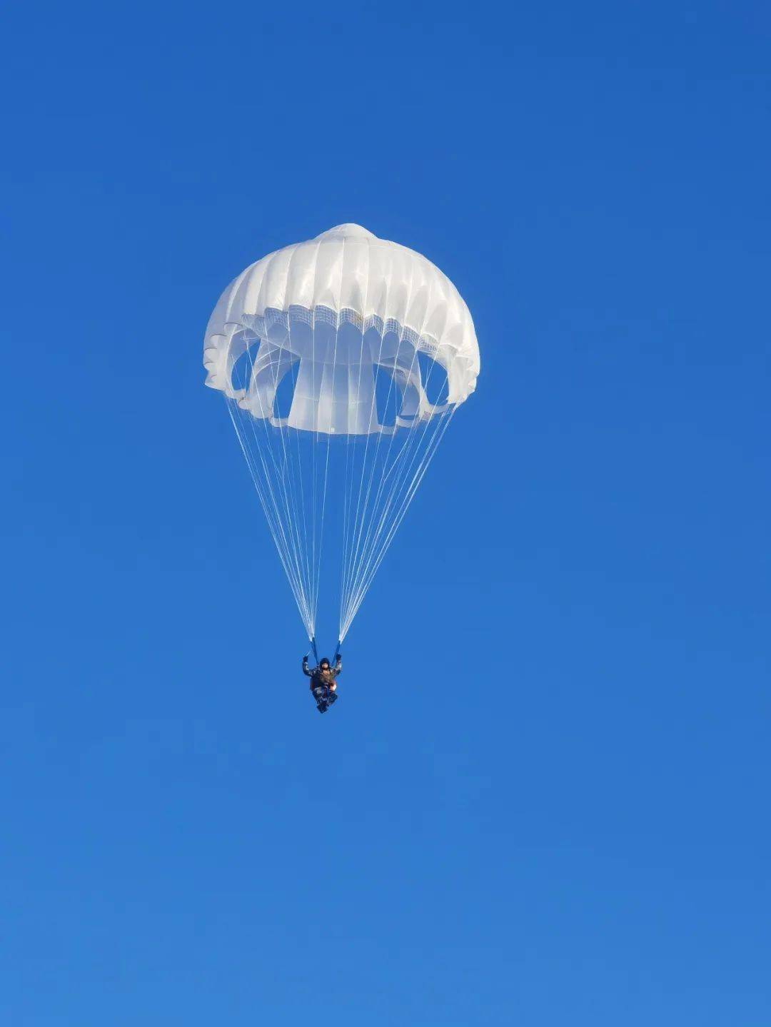 空降兵伞降背后的航空力量_降落伞_空投_装备