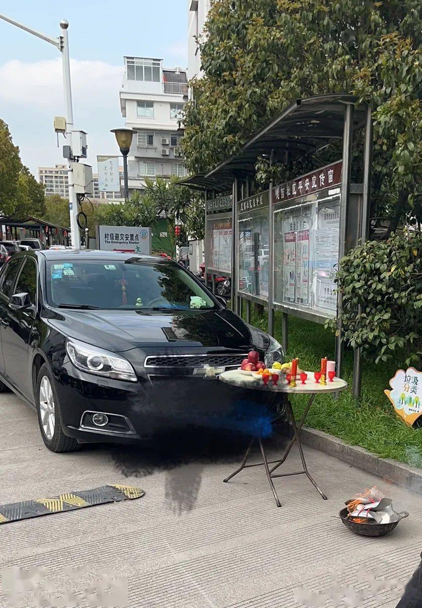 绍兴一车主在幼儿园门口请车头菩萨网友热议