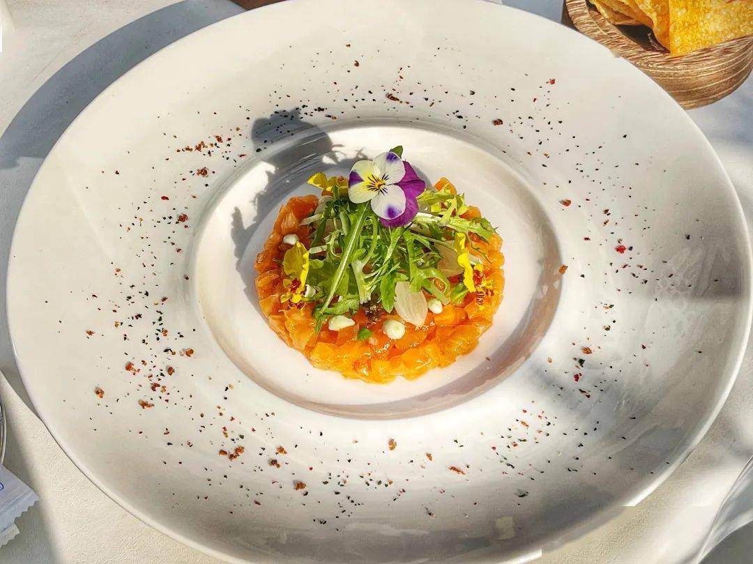 摆盘造型精致三文鱼上桌就透露着香气丹麦三文鱼塔塔在饱腹的同时温暖