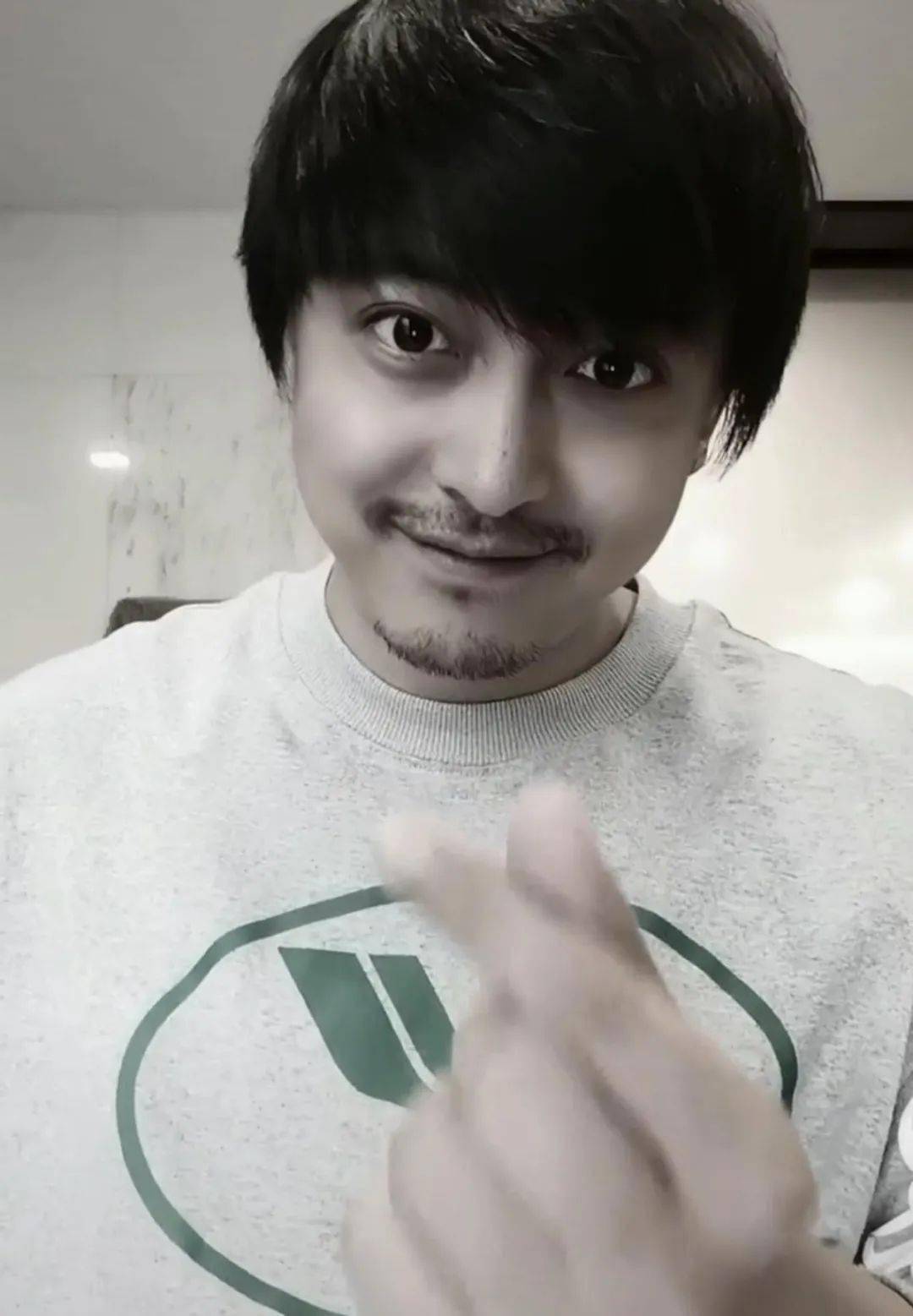 李佳航被隔离二十天后罕露面因力挺国足退网胡子拉碴气质变成熟