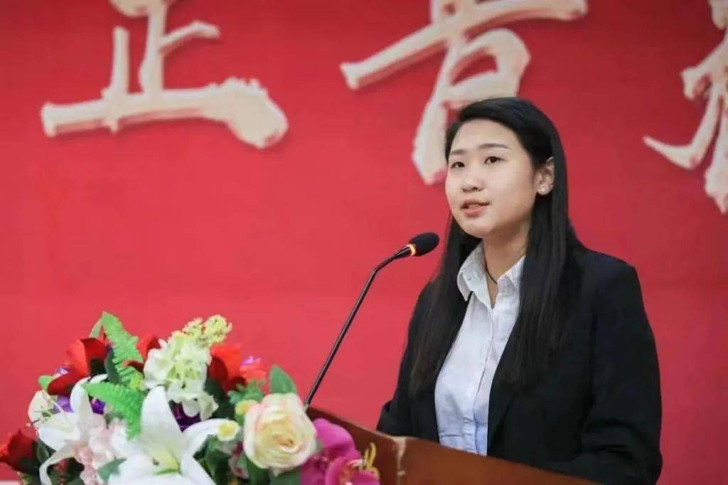 杏坛展风采臻心育臻人我有一个志臻老师一因为热爱所以坚持的李萌