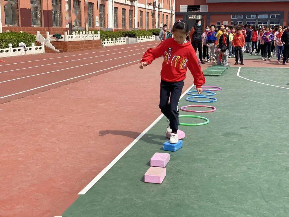 与春天一起奔跑丰师附小本校区体育障碍接力跑比赛