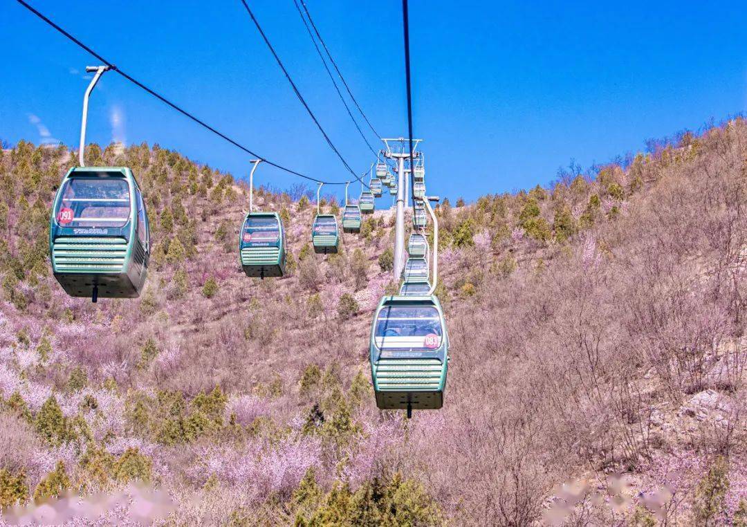 千灵山风景区缆车空中走人在画中游