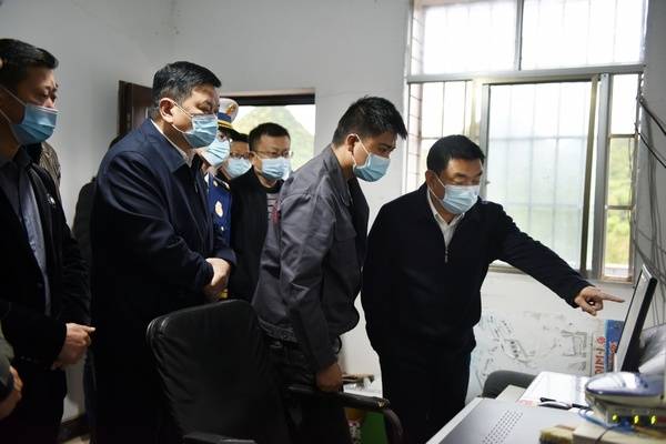 平坝区委书记唐友波调研安全生产工作