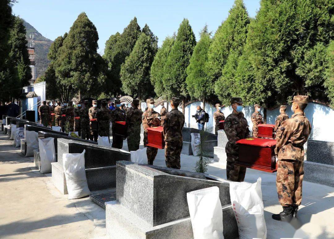 茂县24座英烈墓集中迁葬烈士陵园_烈士墓_礼兵_遗属