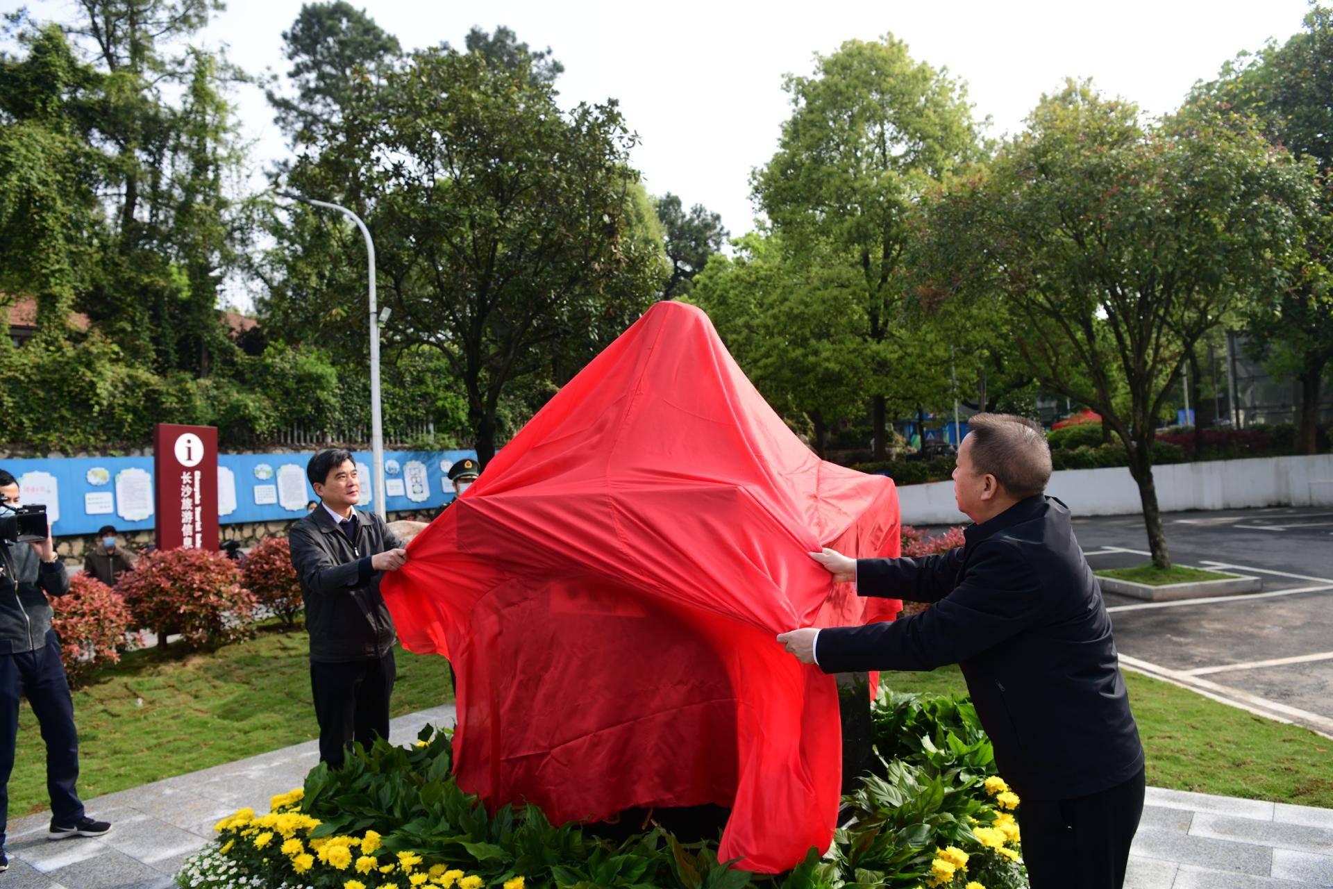 袁隆平青铜雕像揭幕刻有愿天下人都有饱饭吃