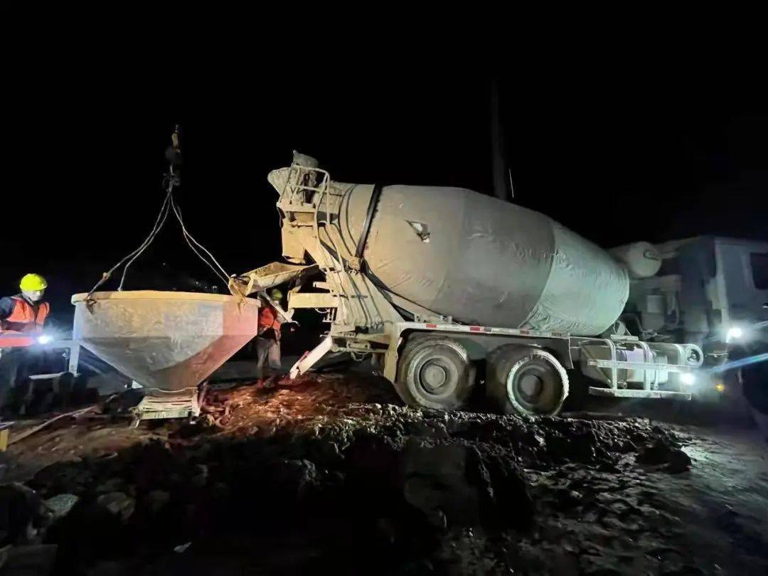 西十高铁漫川关福银高速立交特大桥连接天竺山三号隧道和漫川关车站