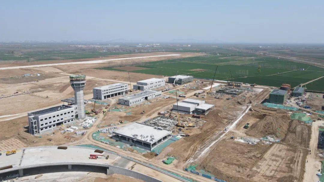 济宁新机场最新进度:场道工程跑道水稳基层施工完成_建设_主体_攻坚