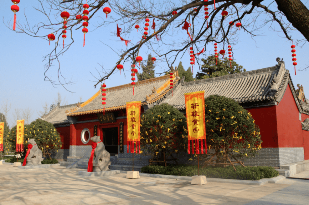 過軒轅橋,入黃帝故里祠.此祠為漢代始建,後世以此紀念黃帝功德.