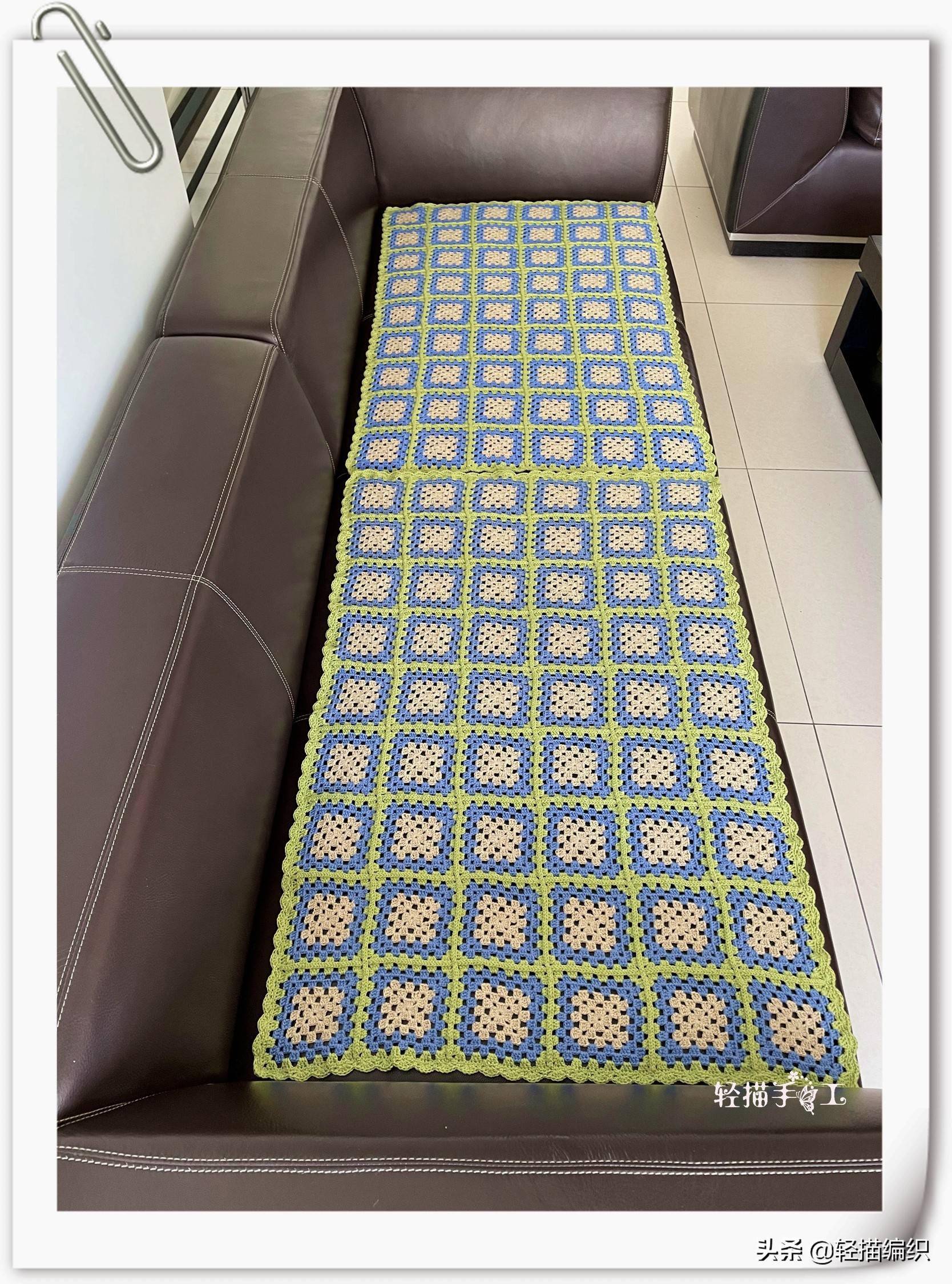 钩条沙发垫,一张长沙发分成2条垫子,经典的祖母格图案,每条54片