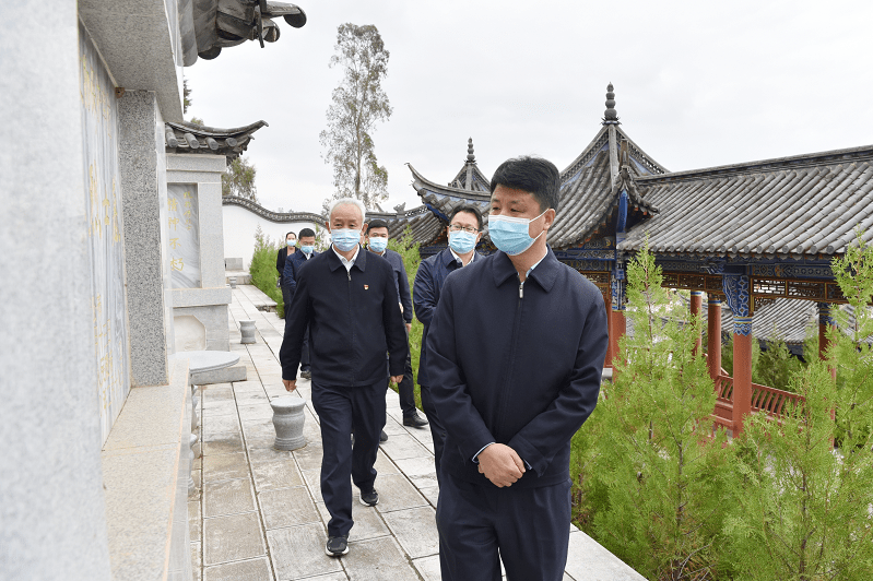 刘勇一行参观了赵祚传烈士故居,观看《赵祚传烈士五封家书》视频,聆听