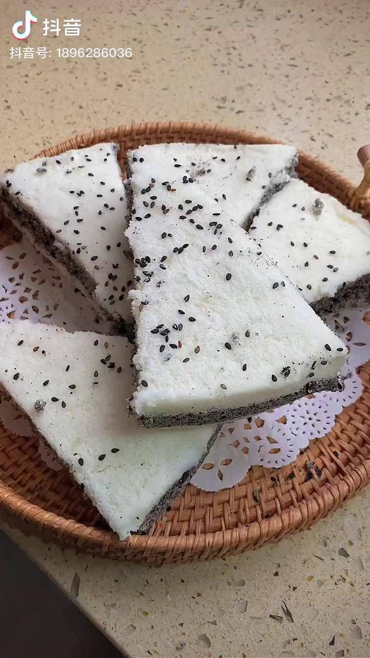 大年初五给家人做了一锅松松软软的芝麻米糕一出锅就抢光了我婆婆说
