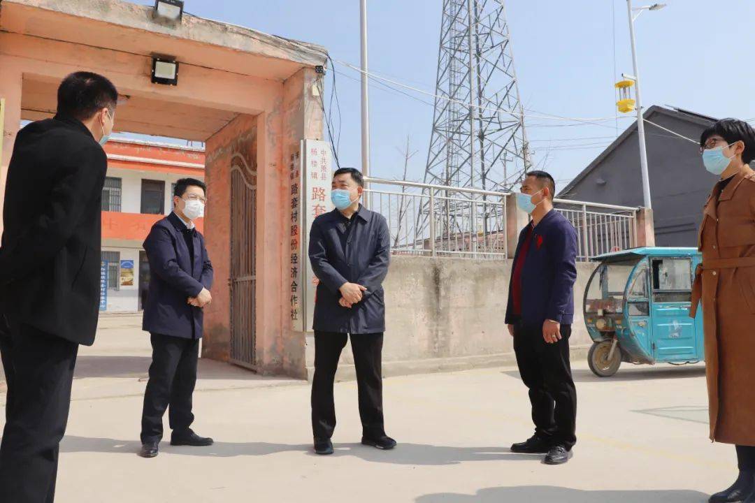 在刘套镇,杨洪军来到李圩村疫情防控值守点,与萧县光彩果蔬种植农民