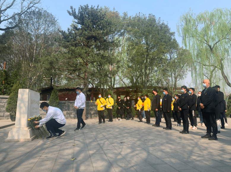 認真聆聽公園紅色講解員介紹烈士生平事蹟