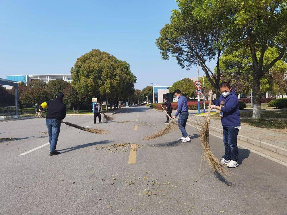 同心抗疫江蘇省無錫技師學院疫塵不染綻放一抹志願紅