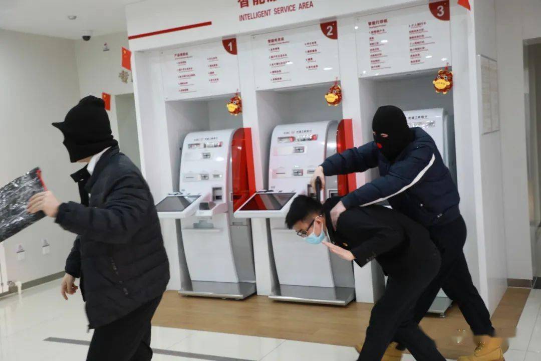 工商银行银警联动开展防抢劫实战演练