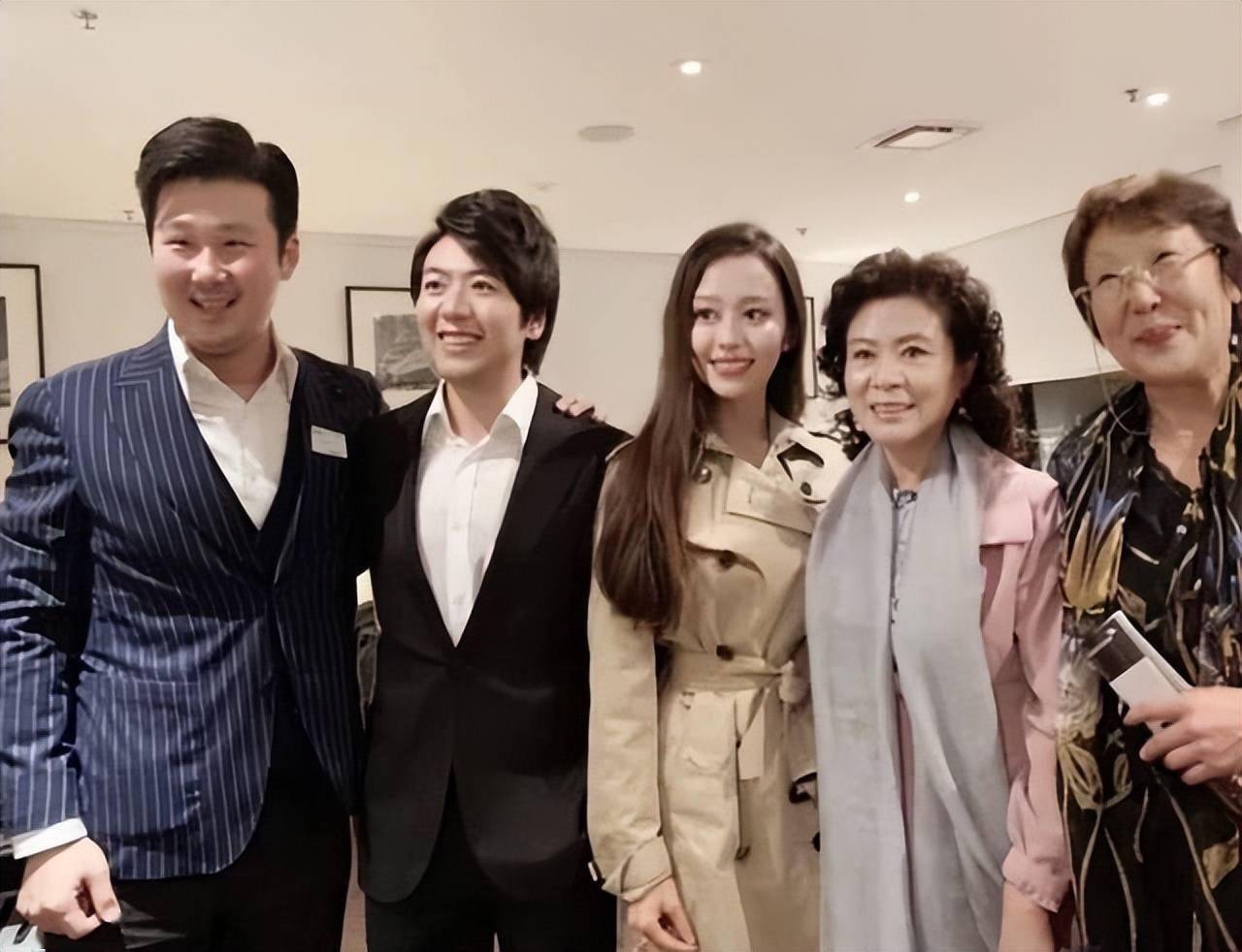 郎朗老婆被婆婆搂腰合影身高跟郎朗一样高这身材气质都出众