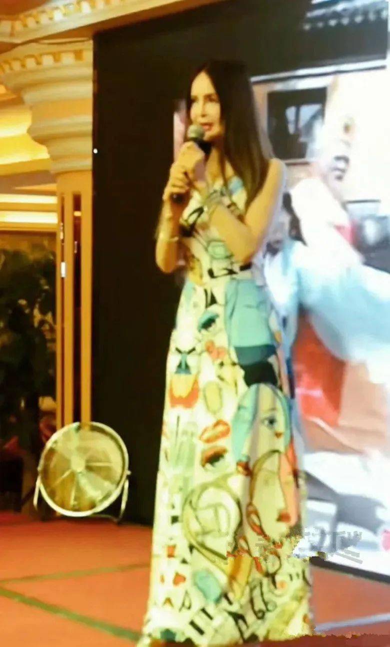 高胜美穿吊带裙现身商演脸颊凹陷干枯没了胶原蛋白像63岁