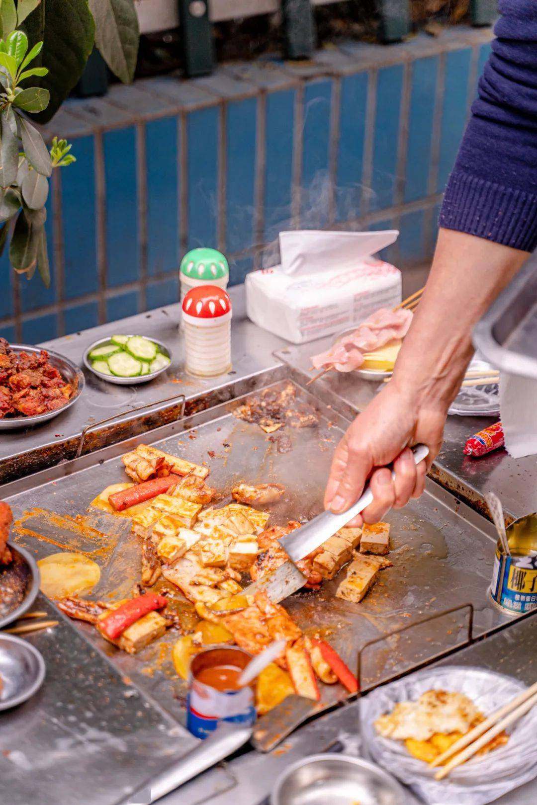 武汉唯一的路边铁板烧,是个书屋