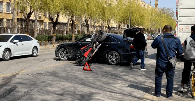 杜卡迪大魔鬼撞上違章掉頭奧迪._摩托車_詳情_小汽車