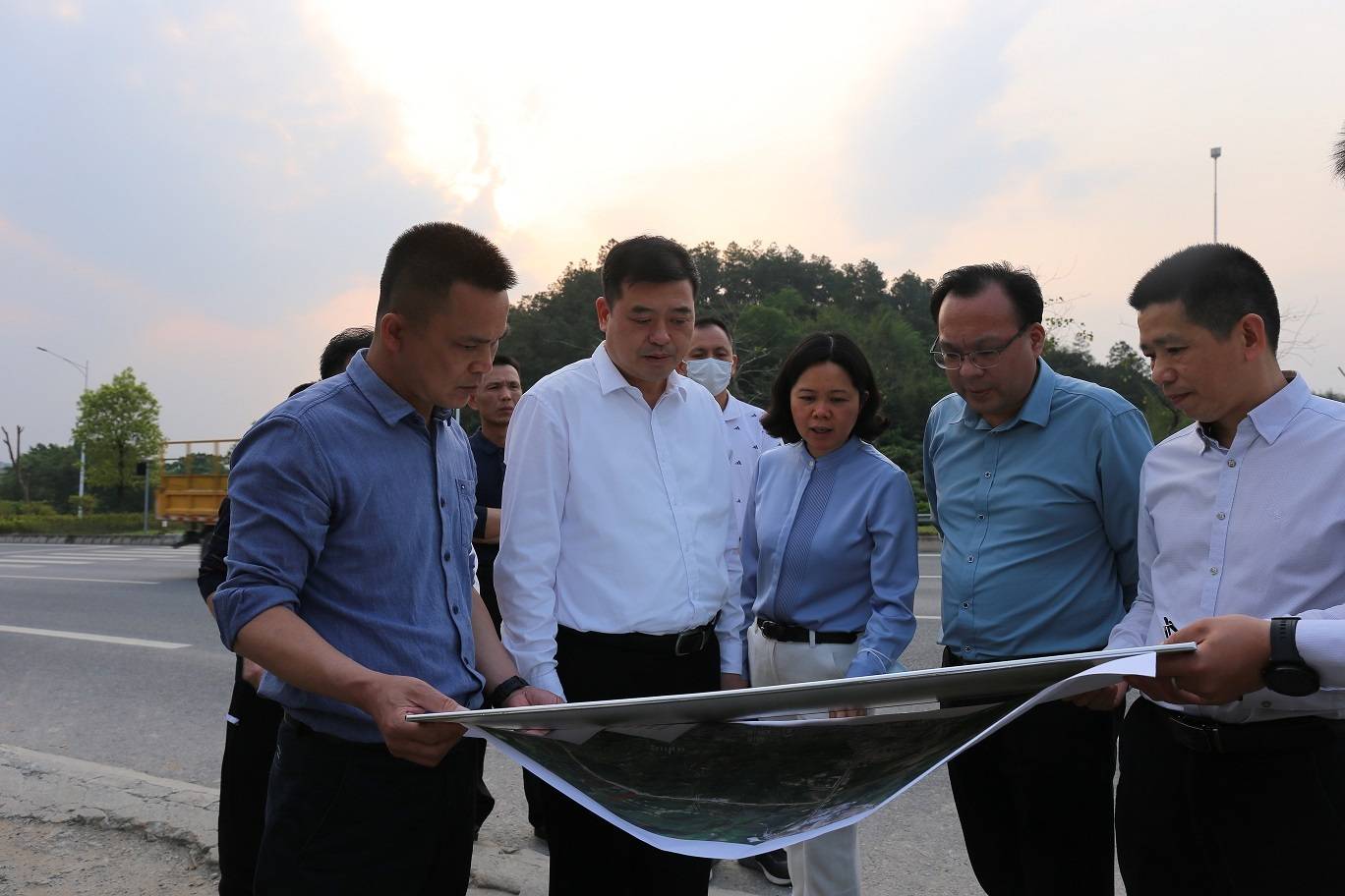 陈哲江调研新兴县体育公园选址情况强调在满足群众文化生活需求同时