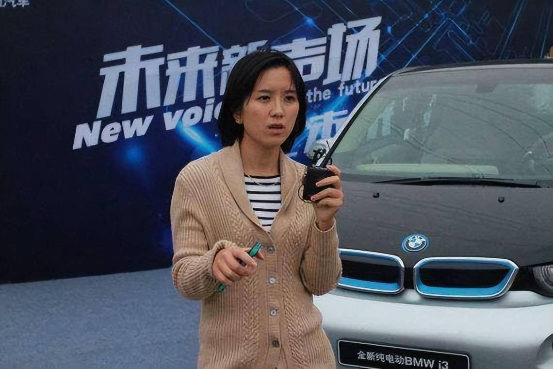 2004年,胡玮炜以优异的成绩获得毕业文凭.