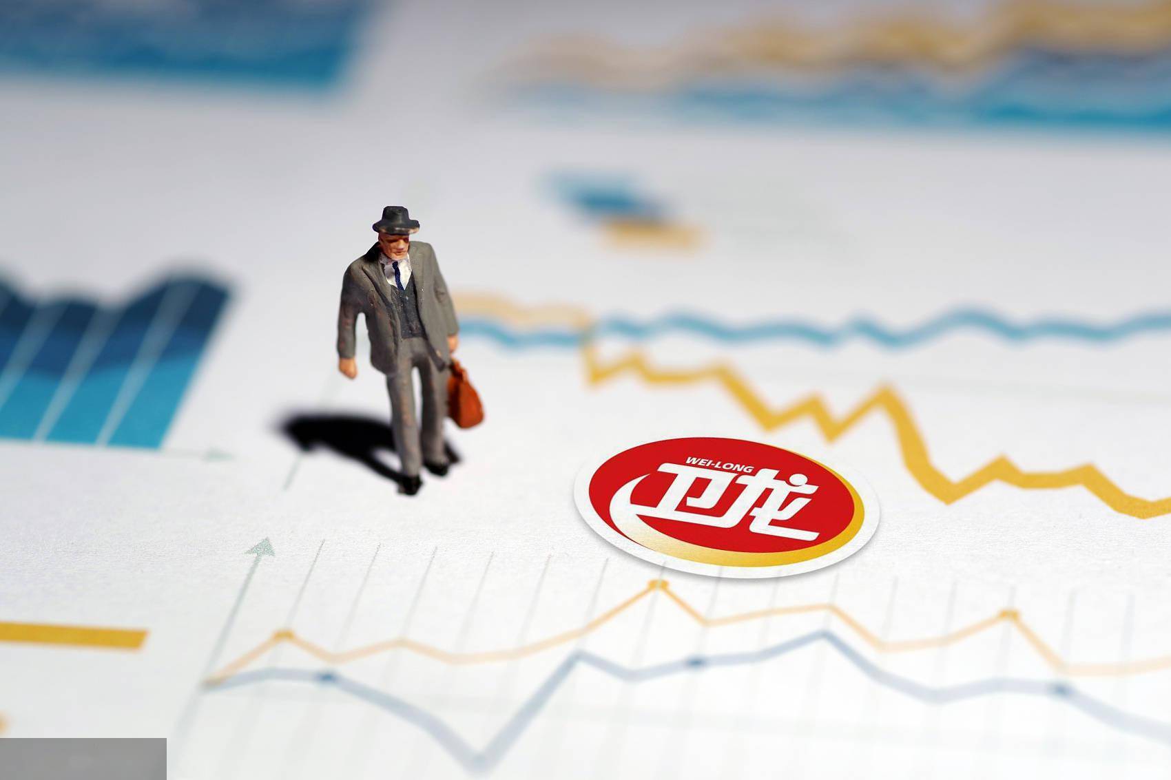 张璐距离上市只有一步之遥的"辣条一哥"卫龙,如今却因低俗广告身陷