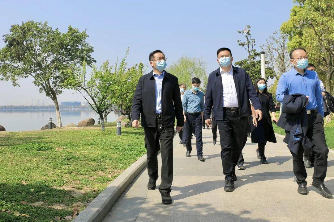 加快城市更新建设最美尹山湖丁立新调研郭巷街道城市建设