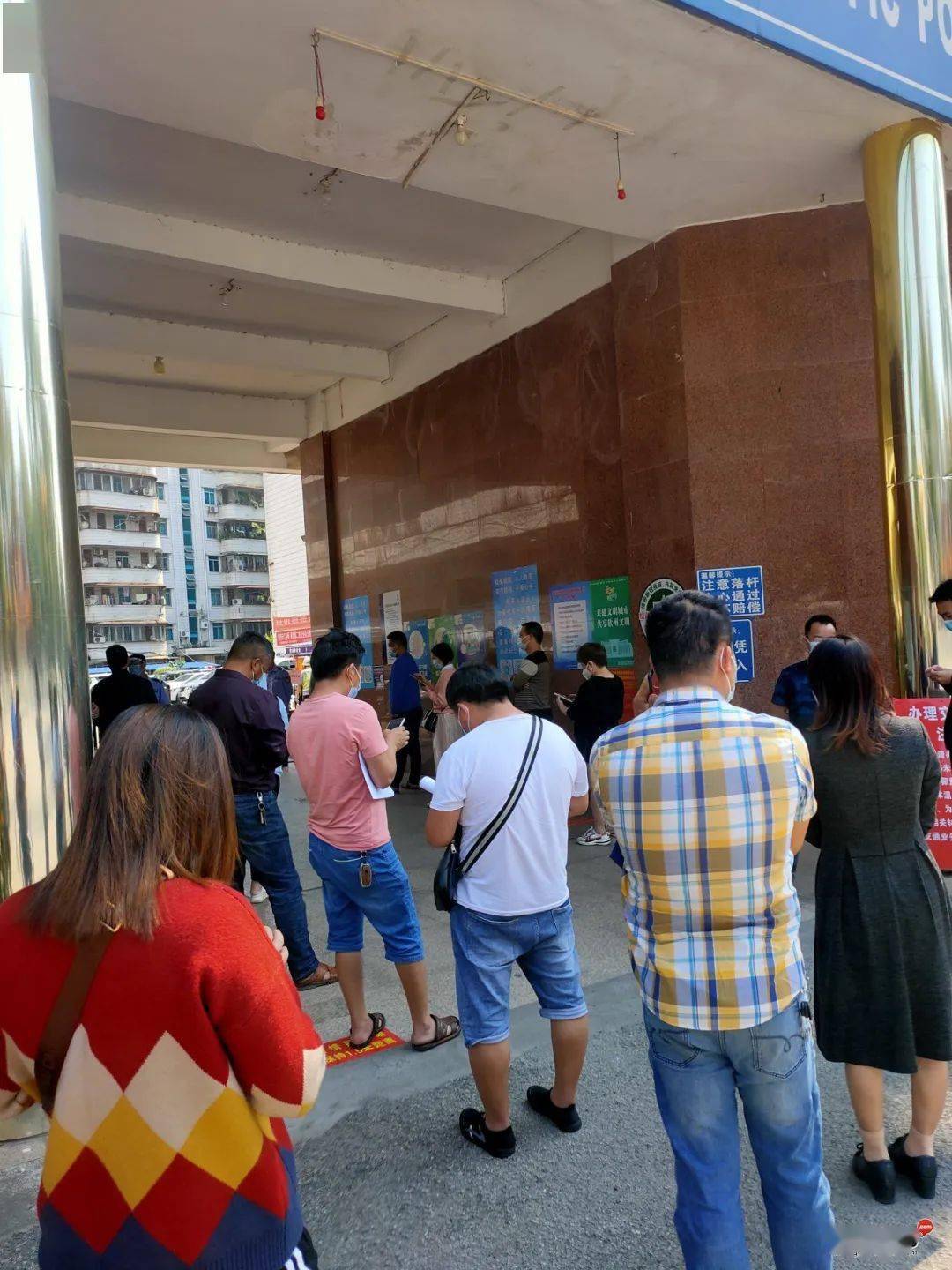 妥妥的坐等叫号4月7日,车管所一开门就迎来疫情后办业务高峰,大厅里面