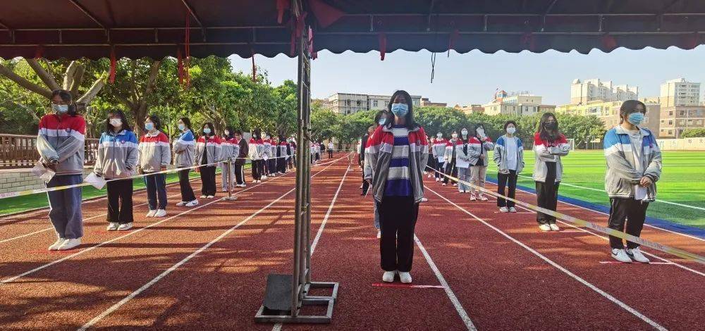 泉港五中核酸检测现场据了解,此次复学工作,全区学校一共分三批进行