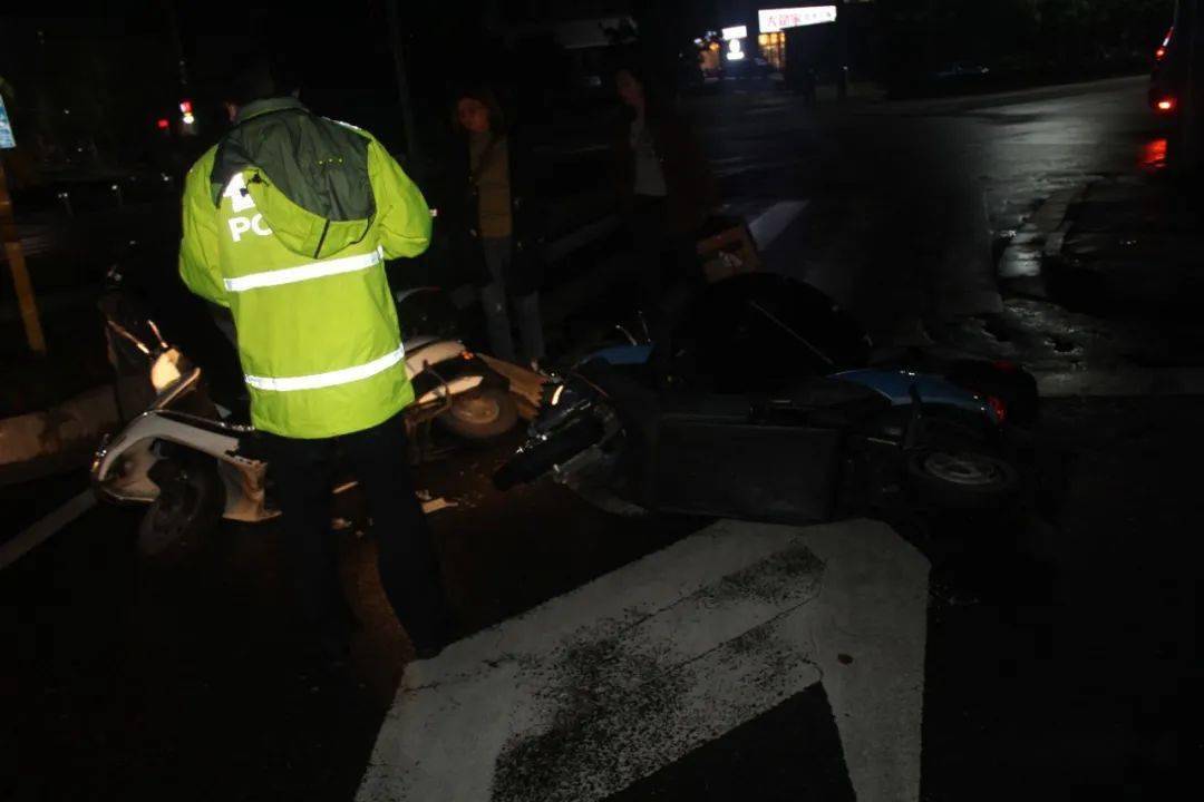 视频曝光安远一人在九龙大道骑车直接迎面撞上