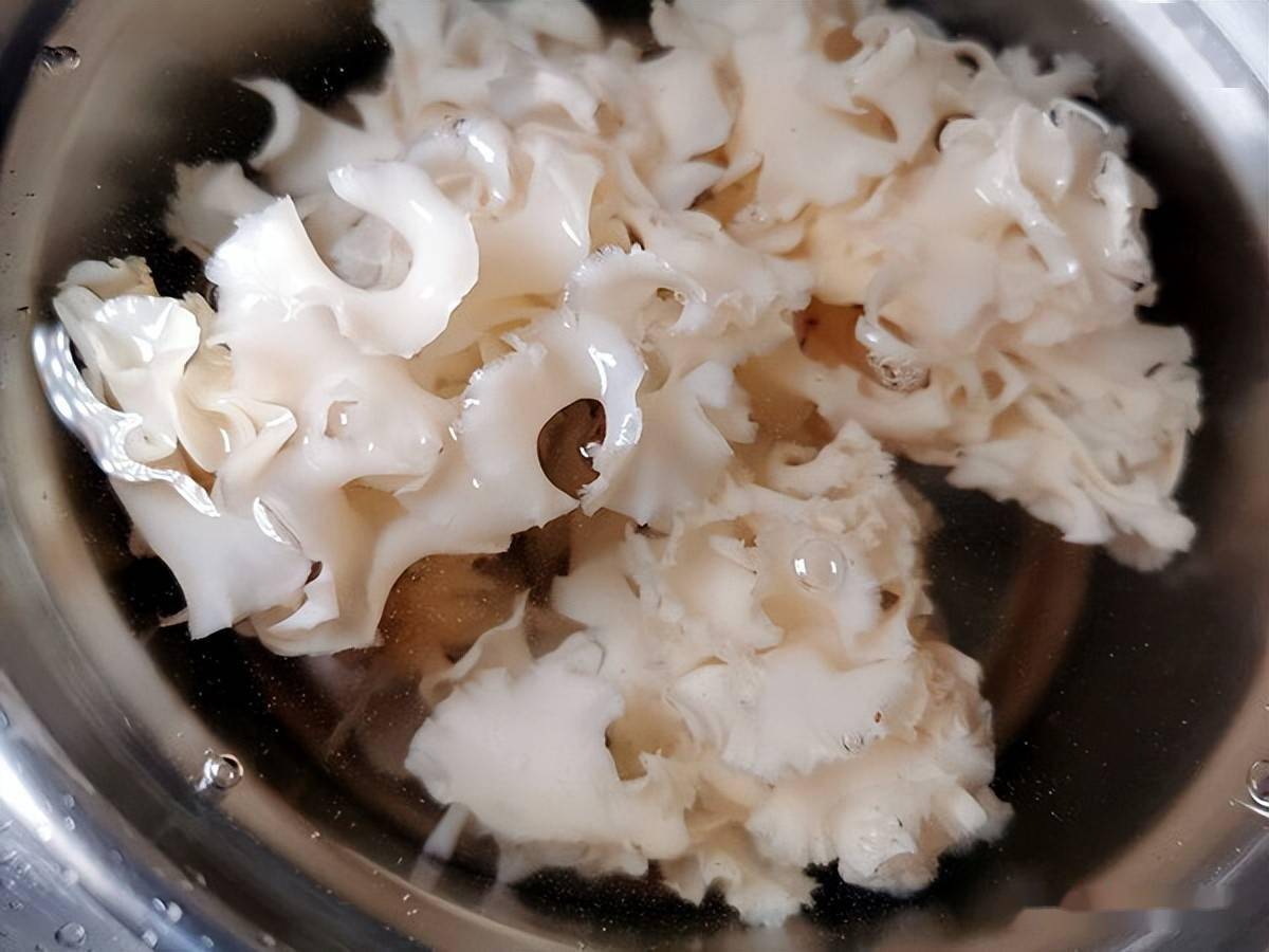 步骤6锅中下少许油,倒入咸蛋黄酱,炒至起泡,再倒入沥去水分的绣球菌